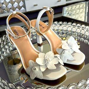 Darling! Torrid Ivory floral heels size 9.5WW